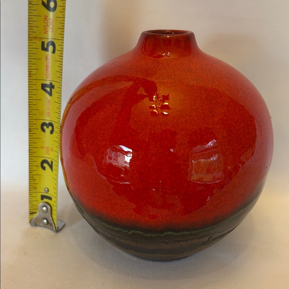 VINTAGE BEAUTIFUL CRATE & BARREL TWO TONE BUD VASE VIBRANT RED & BRONZE SPHERE - Picture 5 of 9